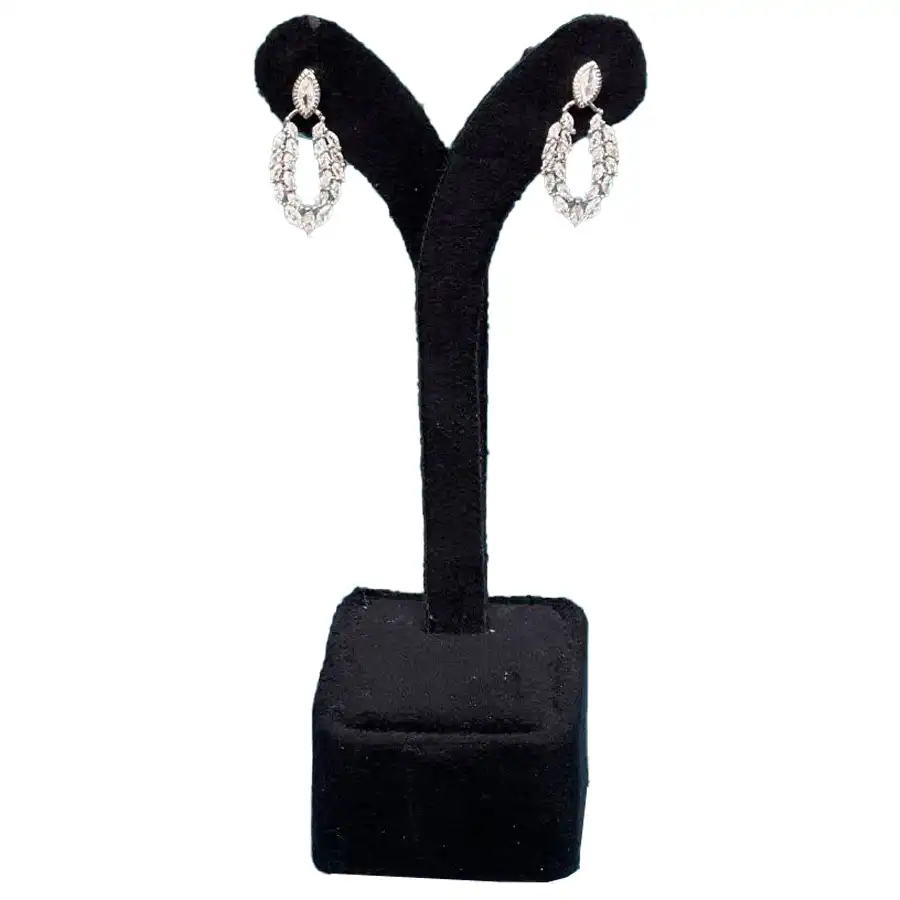 Leaf-shaped stud earrings
